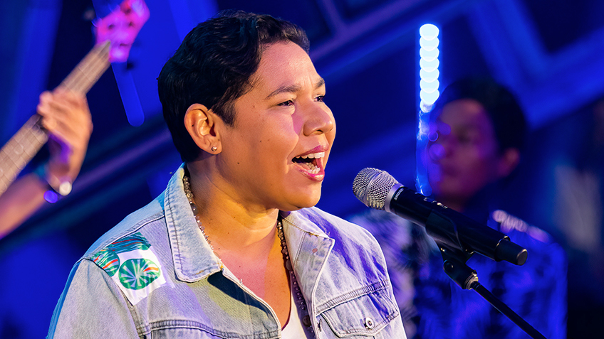 Jessie Lloyd singing on stage.